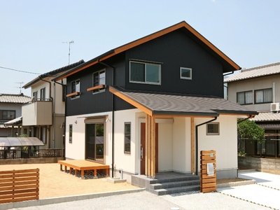 黒×白のツートンがスタイリッシュな外観。
ウッドデッキや破風、玄関のポーチ柱や軒天の板張りなど、木が温かみを添えてくれる。
駐車場もたっぷり確保。 黒×白のツートンがスタイリッシュな外観。
ウッドデッキや破風、玄関のポーチ柱や軒天の板張りなど、木が温かみを添えてくれる。
駐車場もたっぷり確保。