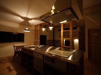 収納たっぷりの造作アイランドキッチン 収納たっぷりの造作アイランドキッチン