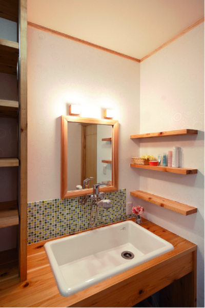 1階の洗面も2階同様、モザイクタイルを張りつめていて、とても暖かな雰囲気です。