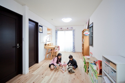 子ども部屋。
お子さんが小さいうちは間仕切りをせずに広々と。
扉は二つ付け、年頃になったら仕切って二部屋として仕様できるように。