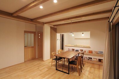 壁の一部は程よく目隠しをして風を通してくれる格子に。素敵なアクセントになっています♪