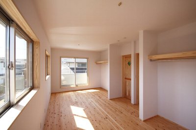 小さいうちは一緒に遊べるように、大きくなったら壁を作って個室に…子どもの成長に合わせて間取りも変化させます