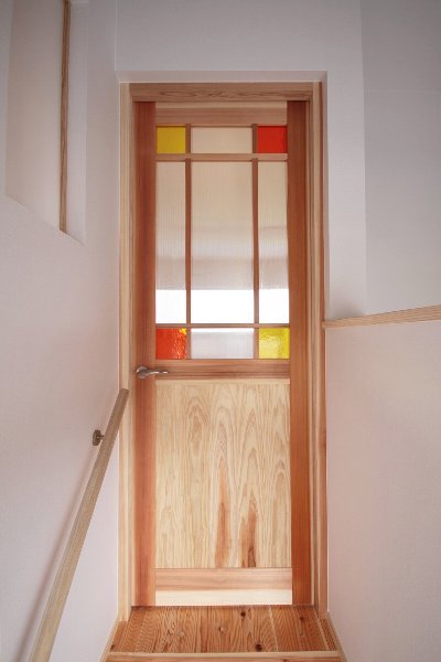 2階ホールの扉は、オレンジと黄色の輸入ガラスで可愛らしく。 2階ホールの扉は、オレンジと黄色の輸入ガラスで可愛らしく。