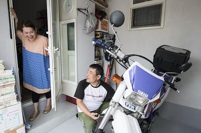 ご主人のリクエストのバイクスペース。「バイク整備をしていると時間を忘れる　　ほど」なのだそうです。 
バイクスペースはシューズインクロークと繋がっているので出入りがしやすい。