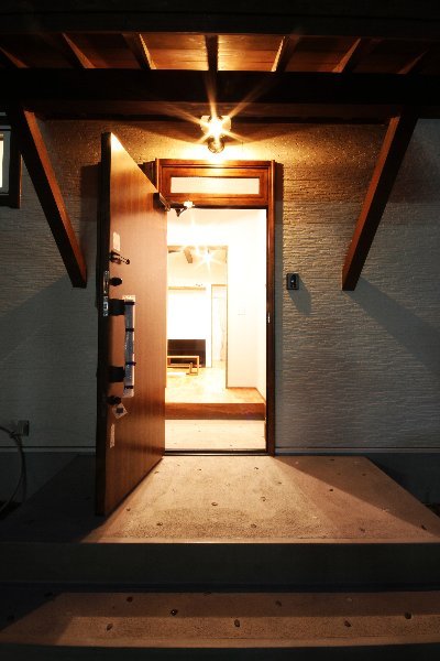 石を埋め込んで仕上げた玄関ポーチ 石を埋め込んで仕上げた玄関ポーチ