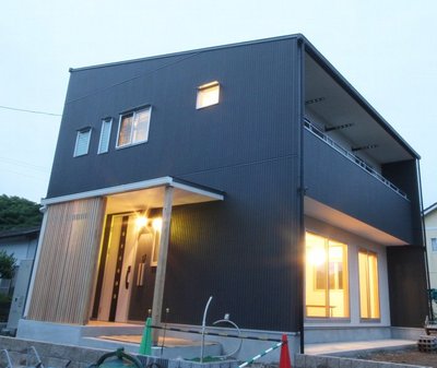 玄関は格子戸を設け、ちょっとした目隠しに。 玄関は格子戸を設け、ちょっとした目隠しに。