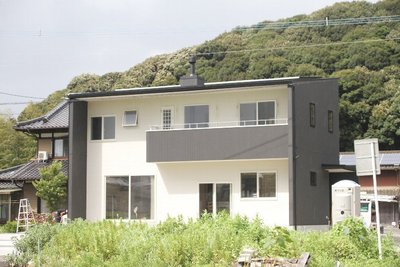 緑に映えるモノクロの外観