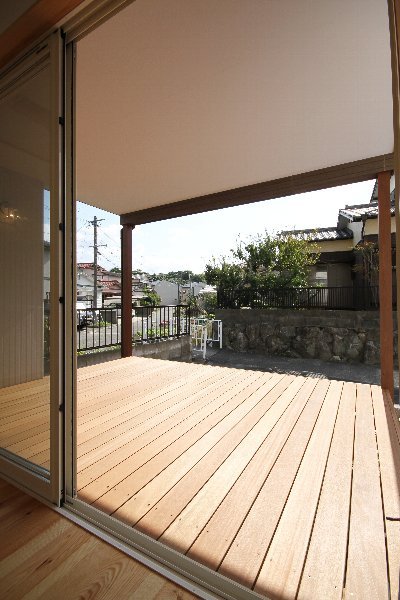 屋根付きの広いウッドデッキは、雨の日でも安心して洗濯物を干せます 屋根付きの広いウッドデッキは、雨の日でも安心して洗濯物を干せます