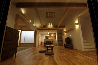 夜のリビング。建具のデザインガラスから漏れる光がとても可愛いです 夜のリビング。建具のデザインガラスから漏れる光がとても可愛いです