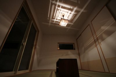 格子戸から差し込む光線が重なりあい、幻想的な空間を演出してくれる照明 格子戸から差し込む光線が重なりあい、幻想的な空間を演出してくれる照明