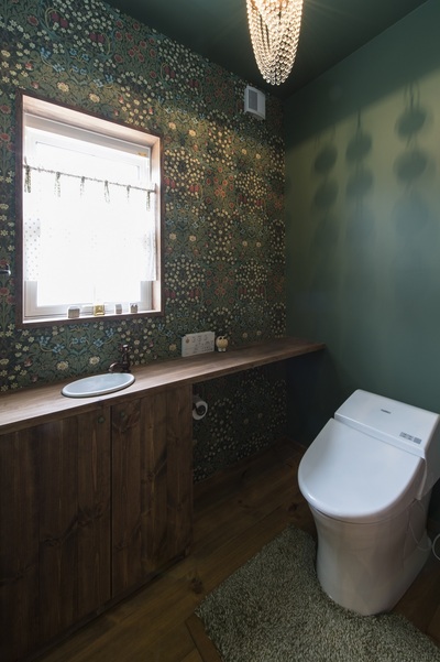 トイレ・リビング等の一部分に、個性的な輸入クロスを贅沢に使用しました。