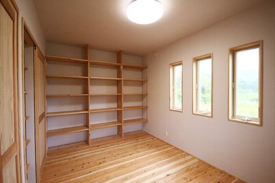壁一面に可動棚を設置 壁一面に可動棚を設置