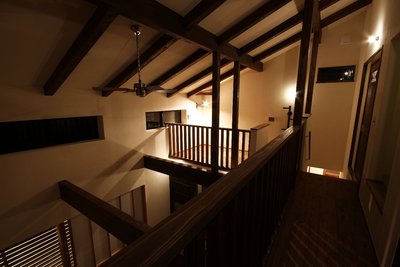 夜は雰囲気ある照明でほっこり、リラックスできる室内 夜は雰囲気ある照明でほっこり、リラックスできる室内