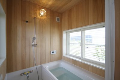 ヒバの板貼りで仕上げた浴室。二階に設けたことで視線も気になりません。