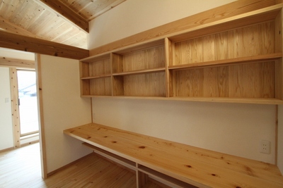 広々としたカウンターは勉強をしたり、仕事をしたり。家族の場所