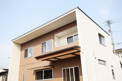 袖壁がバルコニーをデザインの中に取り込む、すっきりとした外観