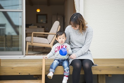 リビングからつづくウッドデッキに立つと遠くに海が見え、日向ぼっこをしたり、広いお庭でバーベキューをしたり、楽しいひと時が過ごせそう。、