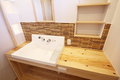 洗面台は木調の長方形のタイルをセレクト