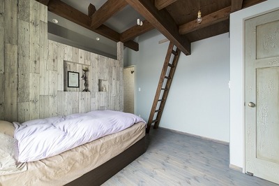 ロフト付ベッドルームは光と風の通りを考慮して造りました。