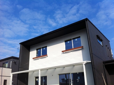 青空とのコントラストが素敵な外観