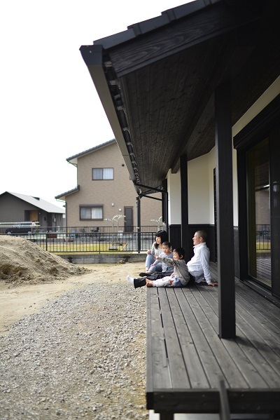 リビングからつながる縁側のようなデッキ。天気のいい日はここでくつろぐことも。