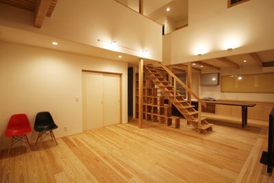 夜は間接照明の明かりが落ち着く空間