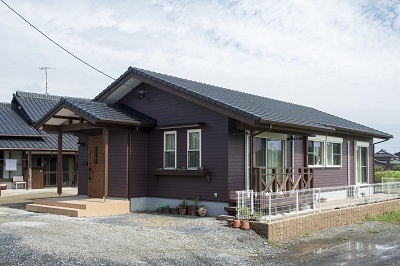 大正時代の病院をイメージした外観は板張り風の外壁のラインがポイント。チョコレートカラーの壁に白い窓枠がはえる。 大正時代の病院をイメージした外観は板張り風の外壁のラインがポイント。チョコレートカラーの壁に白い窓枠がはえる。