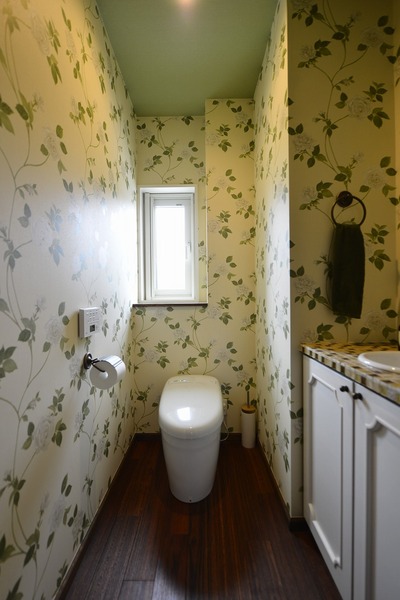 トイレはお気に入りの輸入クロスに持込みアンテイークミラーを設置。 トイレはお気に入りの輸入クロスに持込みアンテイークミラーを設置。