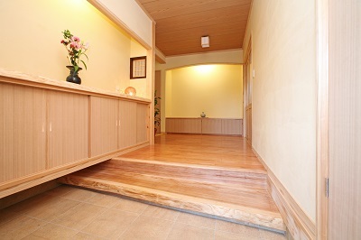 玄関の袖壁には、今までお住まいのお家の茶室にあった囲炉裏を再利用。 玄関の袖壁には、今までお住まいのお家の茶室にあった囲炉裏を再利用。