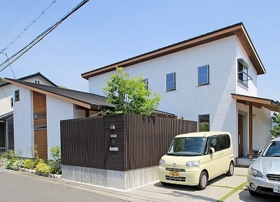 無添加漆喰の白い壁に小窓が並んだ印象的な外観。