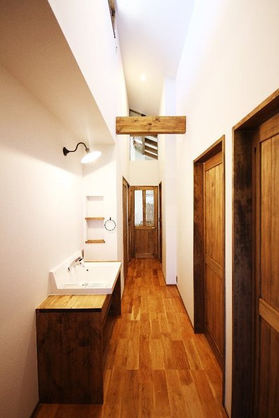 廊下に設けた洗面スペース。広々としているので朝の支度も家族同時にできます。