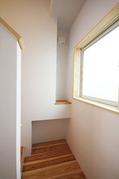 階段にはちょっとした飾り棚を設けてシンプルな空間に個性をプラス。 階段にはちょっとした飾り棚を設けてシンプルな空間に個性をプラス。