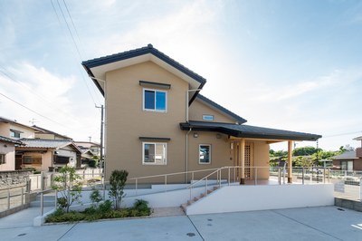 ベージュのシンプルで落ち着いた外観。