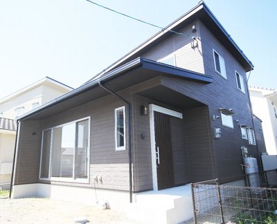 大きな窓を東側に設けて、プライバシーを確保した外観 大きな窓を東側に設けて、プライバシーを確保した外観