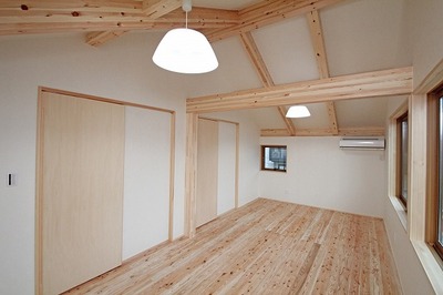 勾配天井の子ども室。将来間仕切り可能なドア位置で広々と。