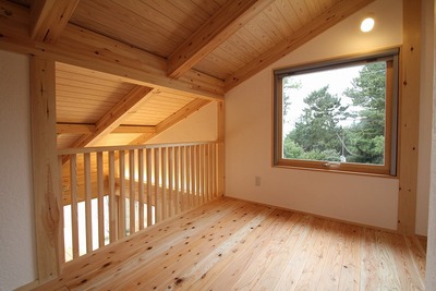 2Fはフリースペースとして。成長とともに変化する子ども室はあえてオープンに。子どもたち自身が考えてつくっていく部屋としました。