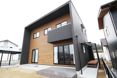 黒と茶の二色でまとめたかっこいい外観