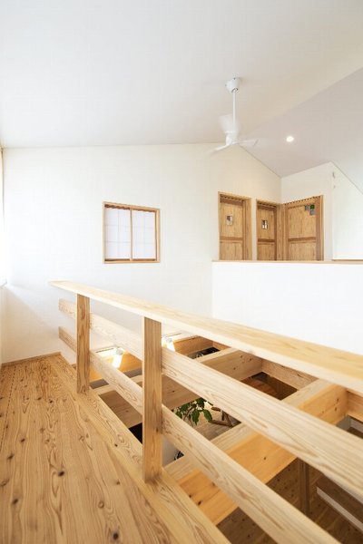 吹抜け上部。ここから、1階リビングと交流もできます。