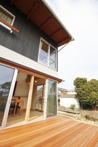 天気の良い日はダイニングからテラスを食事スペースにしたりと楽しめます。