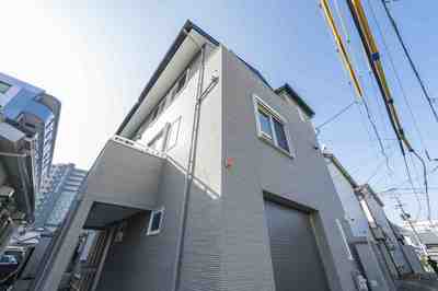 3階建ての迫力の外観。