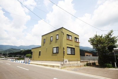 グリーンの外壁が地域に馴染む家の完成です。