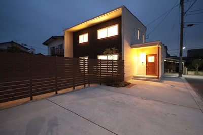 夜の外観