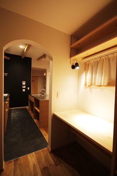 夜のキッチン。
家事室を兼ねたパントリーは奥様のお気に入りの空間。