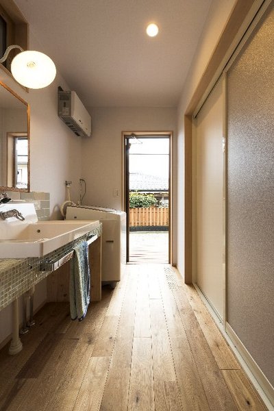 洗面所の勝手口から洗濯物が干せるデッキに続きます。 洗面所の勝手口から洗濯物が干せるデッキに続きます。