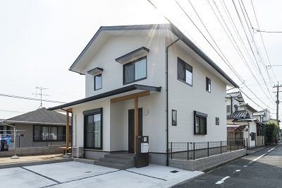 2階建てのシンプルな住まい。丈夫な構造で災害に強いダイライト工法を採用。