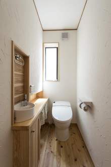 漆喰壁で空気がきれいなトイレ。