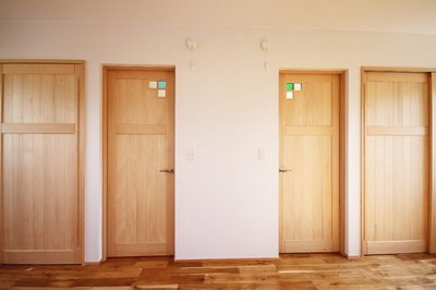 子供室は将来2室に分けられるように、ドアと収納を2つずつ設けました。 子供室は将来2室に分けられるように、ドアと収納を2つずつ設けました。