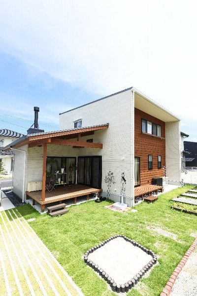 白を基調とした外観に、天然木の鎧張りがアクセントになった外観