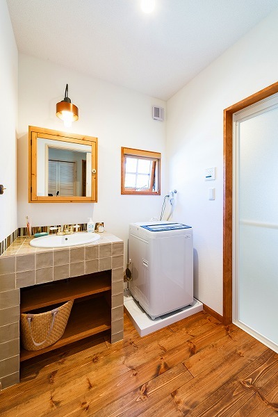 洗面室のコンセプトは『ラグジュアリー』
ゴージャスなアクセントタイルやゴールドのアンティークな蛇口がポイント。