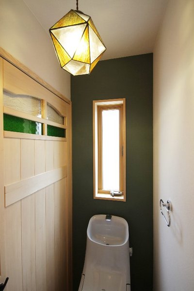 トイレも壁のペイントや照明で個性的に